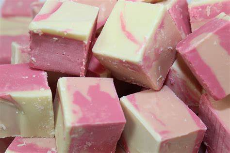 Strawberry Champagne Fudge 100G